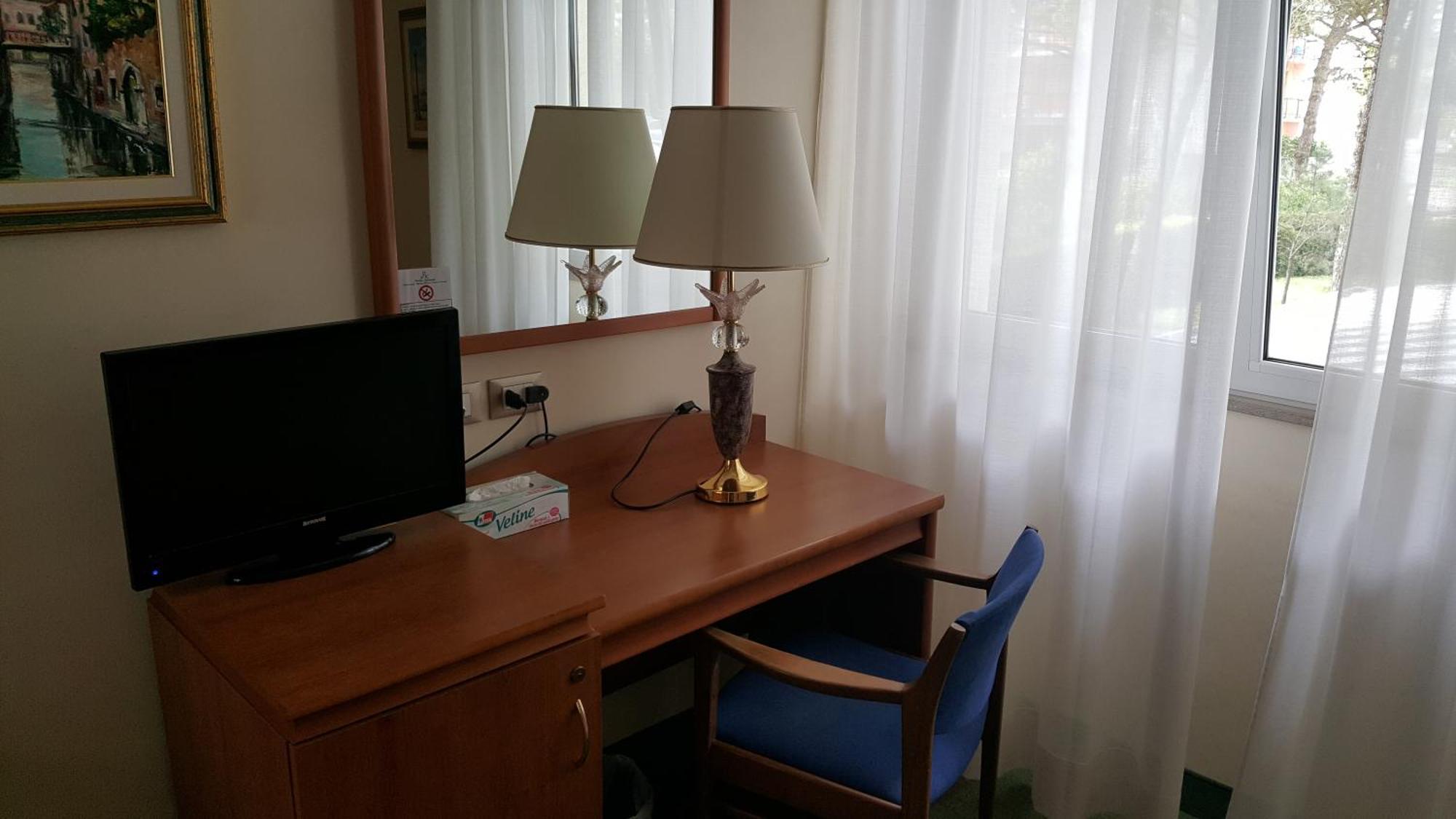 Hotel Arizona Lignano Sabbiadoro Rum bild