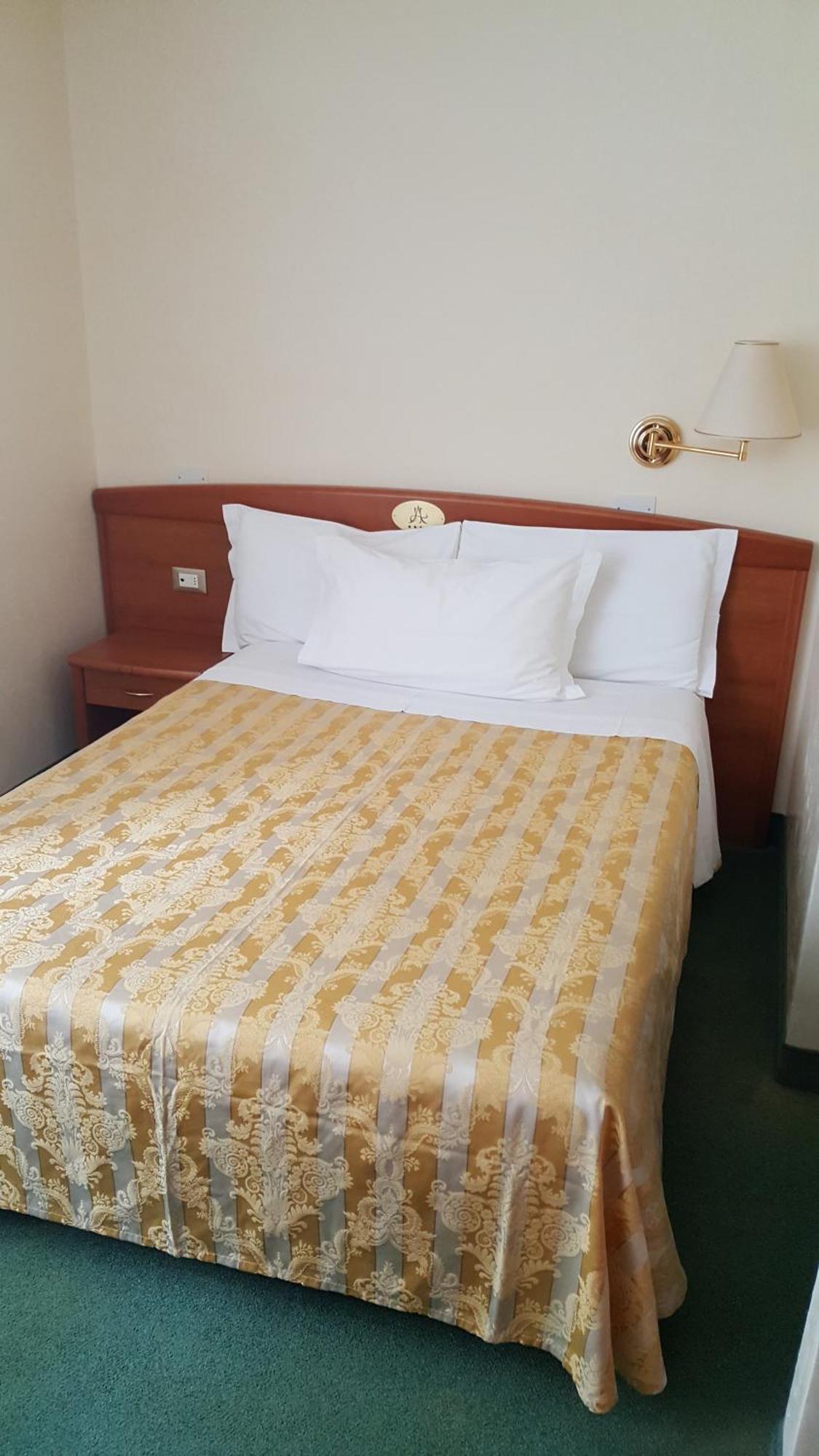 Hotel Arizona Lignano Sabbiadoro Rum bild